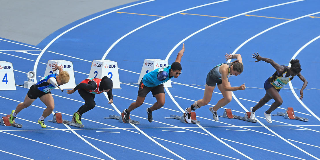 Athlètes handicapés au dépar d'un 100 mètres
