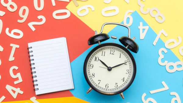Horloge et papier sur une table rempli de chiffres