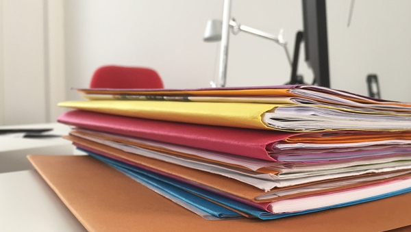 Photo de pile de dossier sur un bureau